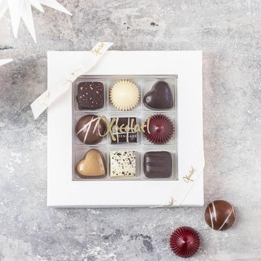 Eksklusiv gaveæske “Christiansfelder Star 9” fra Xocolatl med 9 håndlavede fyldte luksuschokolader i smukke julefarver – marcipan, hasselnød, citron, lakrids, romkaramel, appelsin, kirsebærmarcipan, kahlua og saltkaramel.