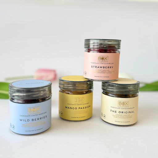 Lækker gavepakke med fire forskellige gelatinefri vingummier, der blander sød chokolade med frisk frugtpulver og lakridssmag.