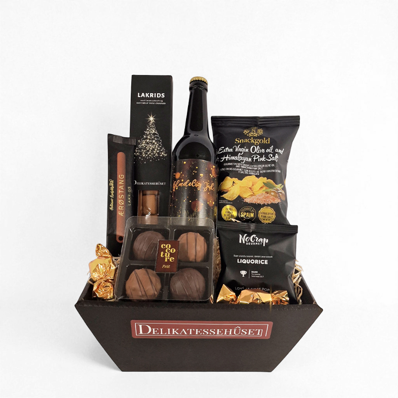 Eksklusiv julekurv med chokolade, lakrids, juleøl og gourmet chips fra Delikatessehuset.