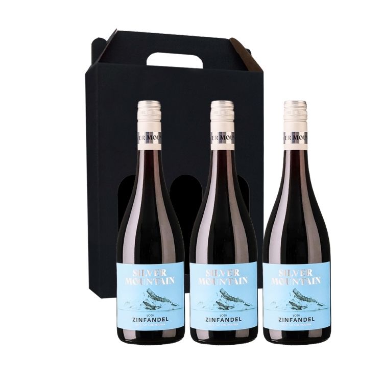 Gaveæske med tre flasker Silver Mountain Zinfandel rødvin præsenteret i sort kartonæske.