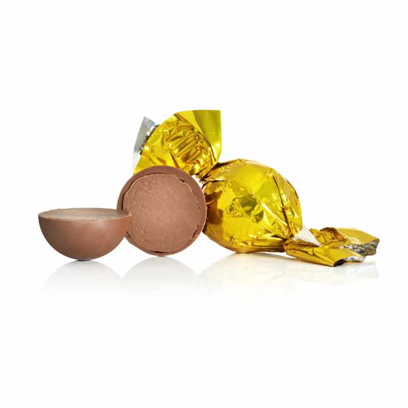 Guldindpakket chokoladetrøffel fra Cocoture ved siden af en overskåret trøffelkugle med cremet fyld.