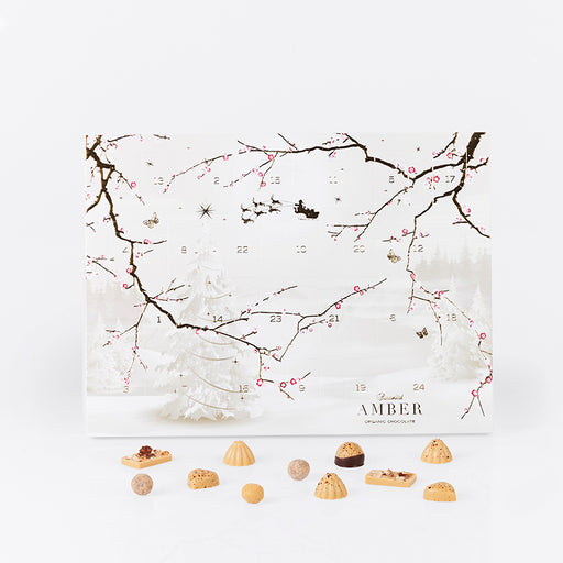 Summerbird Amber julekalender med 24 låger fyldt med chokoladebarer, fyldte chokolader, trøfler og dragéer lavet af den ikoniske Amber chokolade