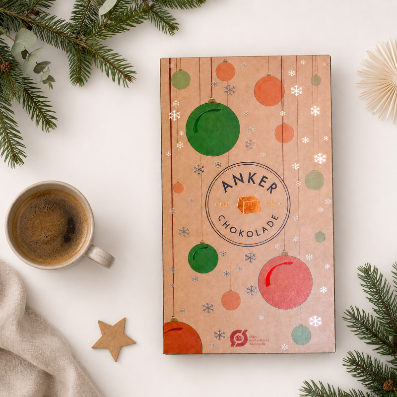 Elegant chokoladejulekalender fra Anker Chokolade fyldt med økologiske varianter og nye smagsoplevelser – perfekt til chokoladeelskere.