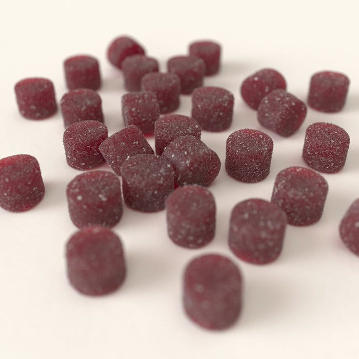 Vegansk skovbær gourmetvingummi uden gelatine, drysset med naturligt skovbærpulver og dækket af syrlig sukkercoating