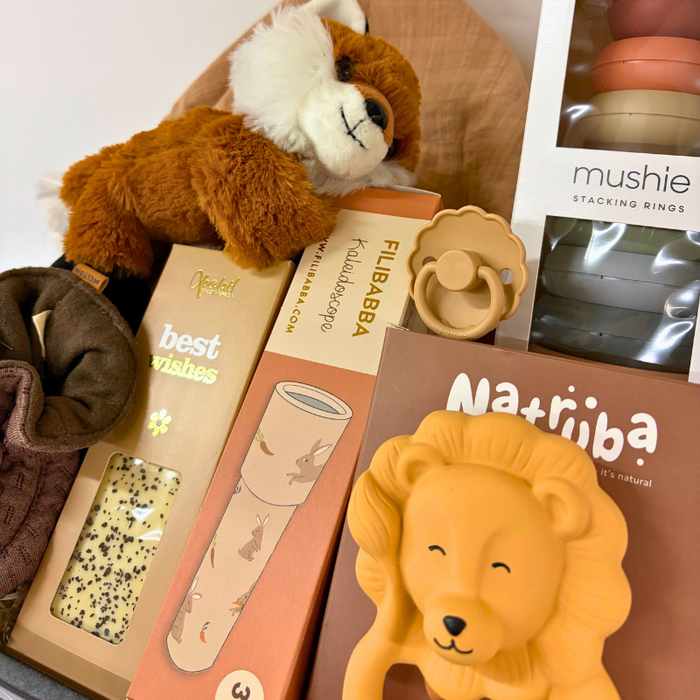 Barselsgave med praktiske og sjove produkter til baby og forældre – bidering, kaleidoskop og blødt legetøj