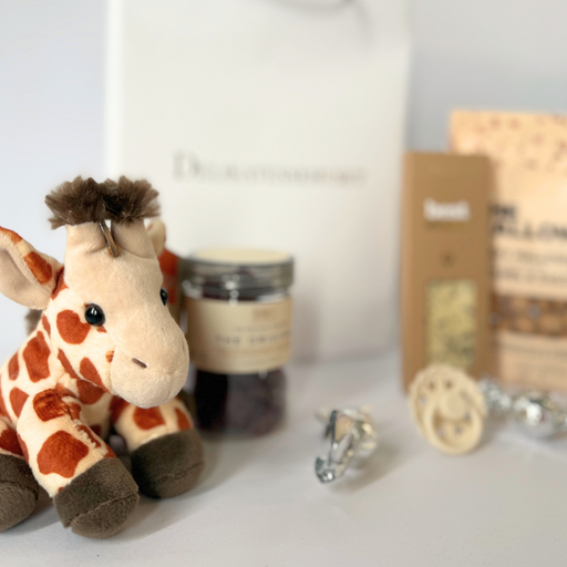 Barselsgave med girafbamse fra Wild Republic, FRIGG sut og lækkerier som crispy bites, chokoladeplade og vingummi til hele familien