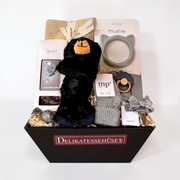Barselsgavekurv til nyfødt baby med krammebamse, sut, bidering, stofbleer, babystrømper og chokolade