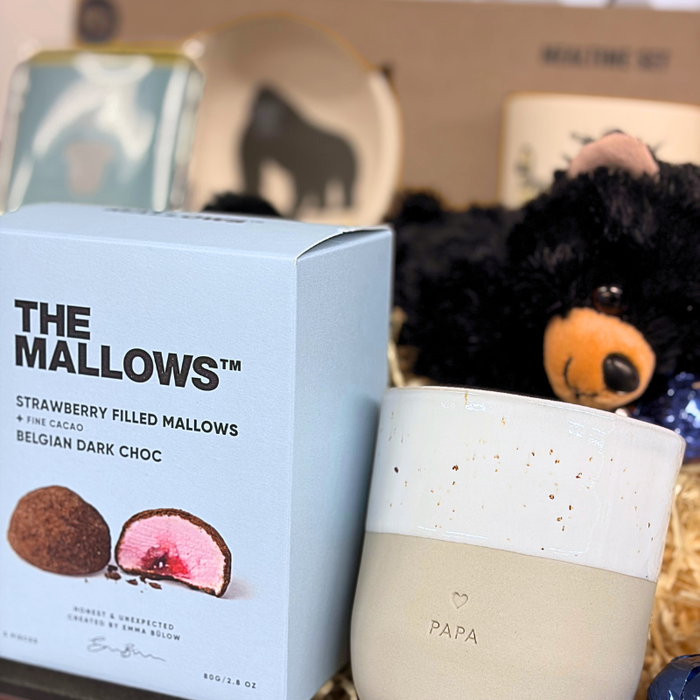 Gavekurv til baby dreng med spisesæt, krammebamse og søde lækkerier til forældrene