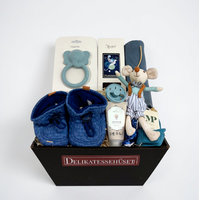 Lyseblå barselsgavekurv til babydreng med bamse, stofble, babyfutter, bidering, sut, balm og lækkerier