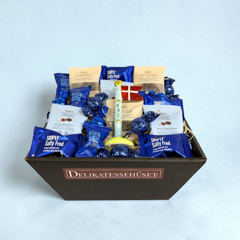 Farsdagsgavekurv med udvalgte delikatesser og håndlavet keramikflag fra Speedtsberg.