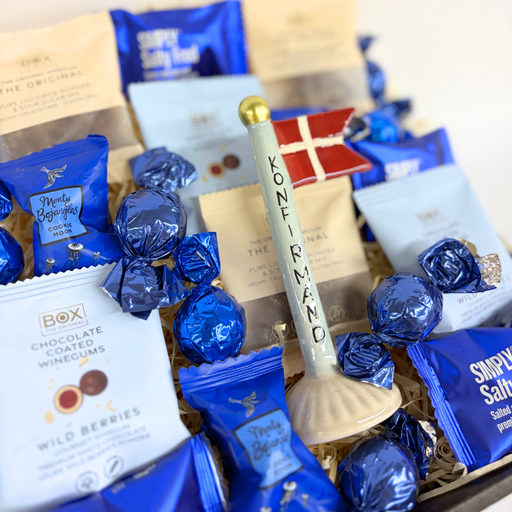 Elegant blå gavekurv til konfirmation med keramikflag og forskellige søde delikatesser