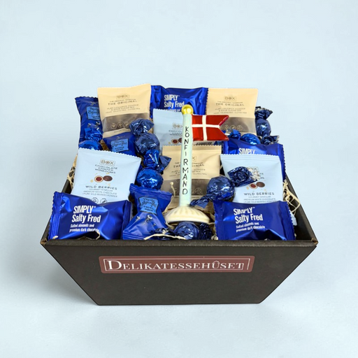 Flot blå gavekurv til konfirmand med keramikflag og søde sager