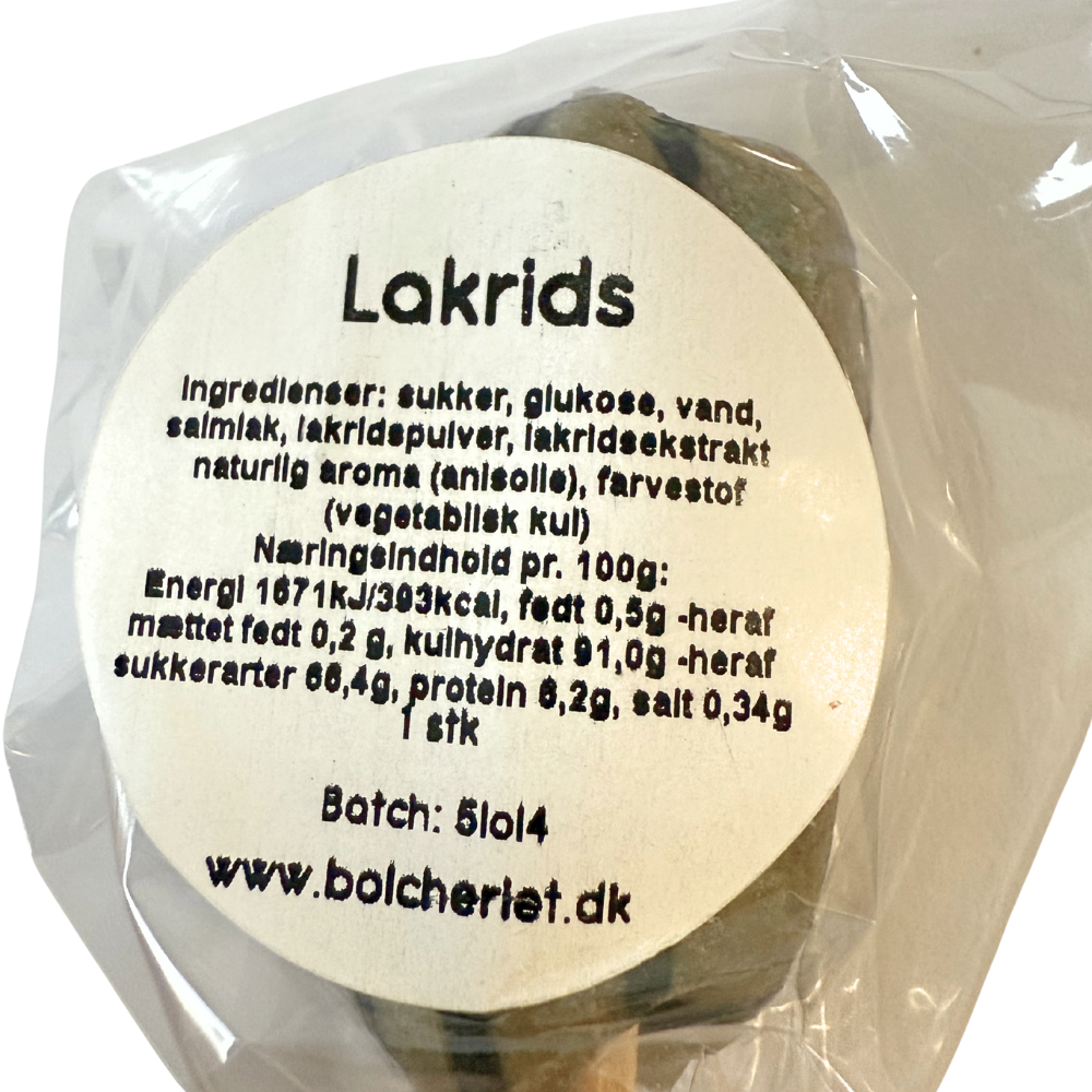 Håndlavet lakridsslikkepind fra Bolcheriet med ingrediensliste og næringsindhold på hvid etiket.