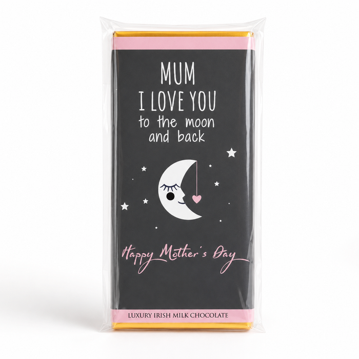 Budskabschokolade “Mum, I love you to the moon and back” med belgisk mælkechokolade og elegant mors dags-design med måne, stjerner og lyserøde detaljer.
