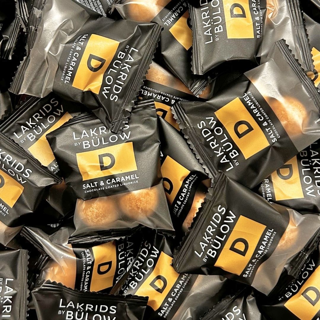 Lakrids by Bülow D Salt & Caramel indpakket chokoladeovertrukket lakrids i små poser.
