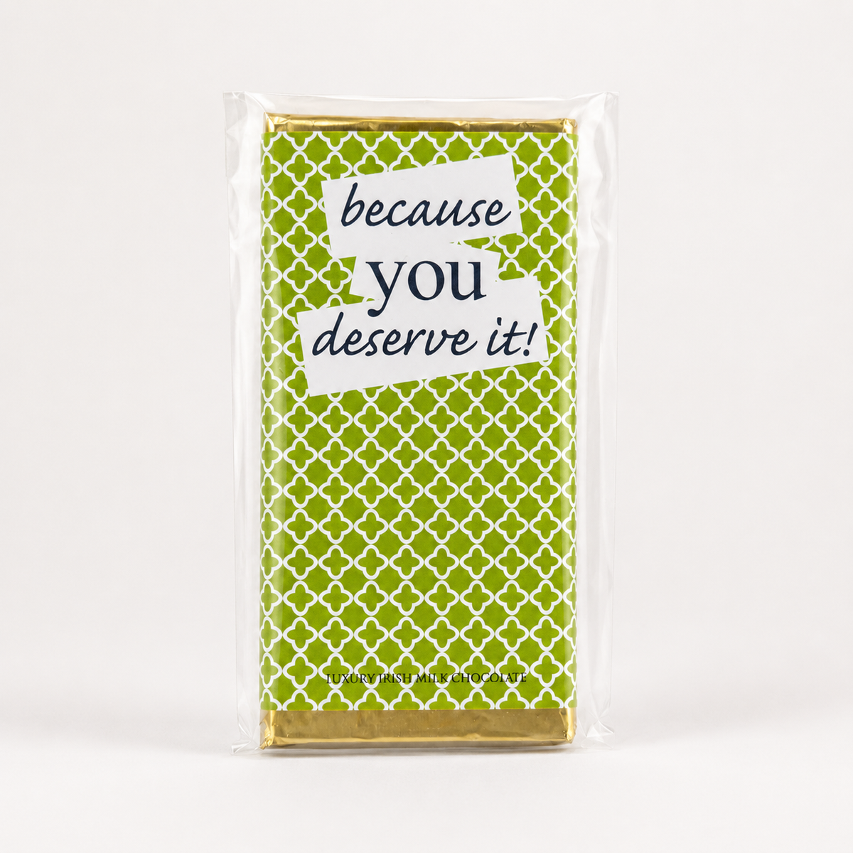 Budskabschokolade “Because You Deserve It” med belgisk mælkechokolade og grønt mønstret gave-design.