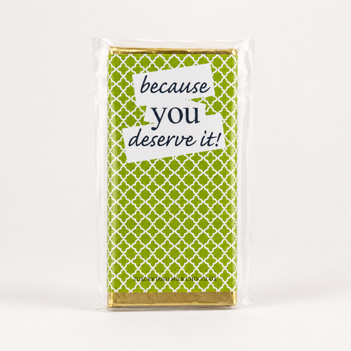 Budskabschokolade “Because You Deserve It” med belgisk mælkechokolade og grønt mønstret gave-design.