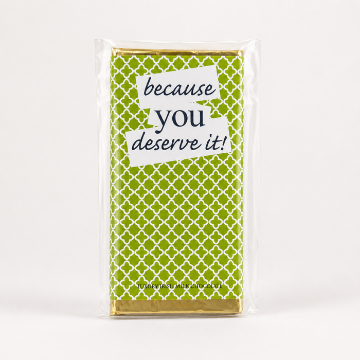 Budskabschokolade “Because You Deserve It” med belgisk mælkechokolade og grønt mønstret gave-design.