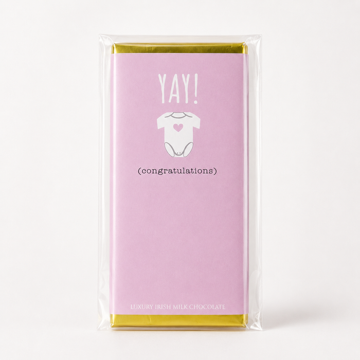 Budskabschokolade “YAY! Congratulations” med belgisk mælkechokolade og lyserødt babymotiv.