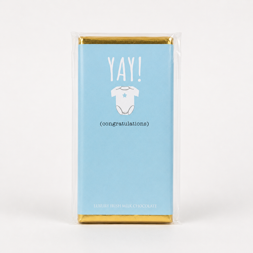 Budskabschokolade “YAY! Congratulations” med belgisk mælkechokolade og lyseblåt babymotiv.