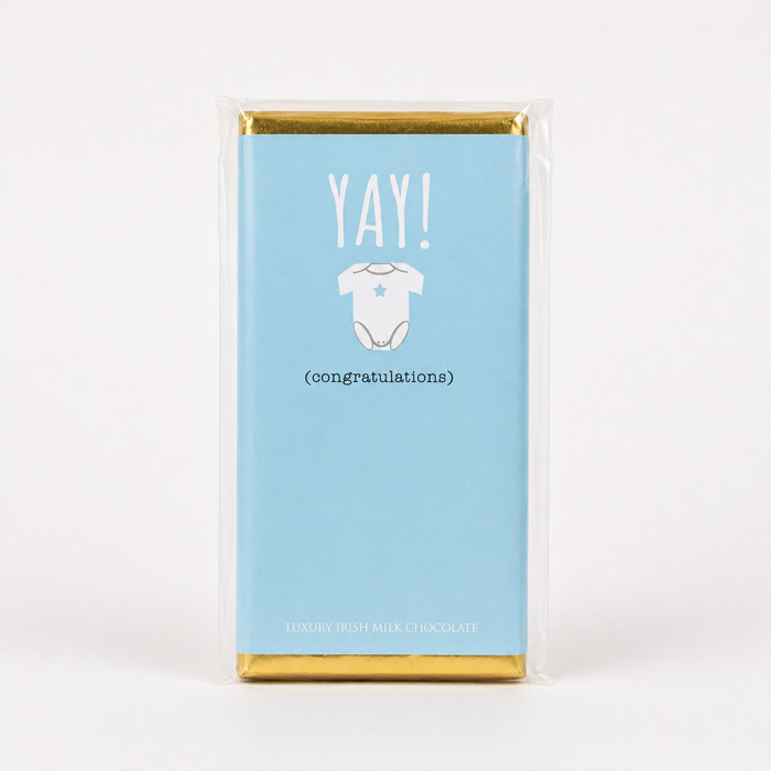 Budskabschokolade “YAY! Congratulations” med belgisk mælkechokolade og lyseblåt babymotiv.