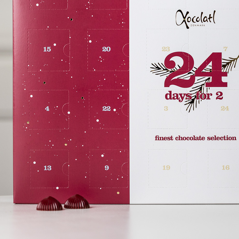 Delevenlig chokoladejulekalender fra Xocolatl med to stykker chokolade bag hver låge. Bestil online hos Delikatessehuset