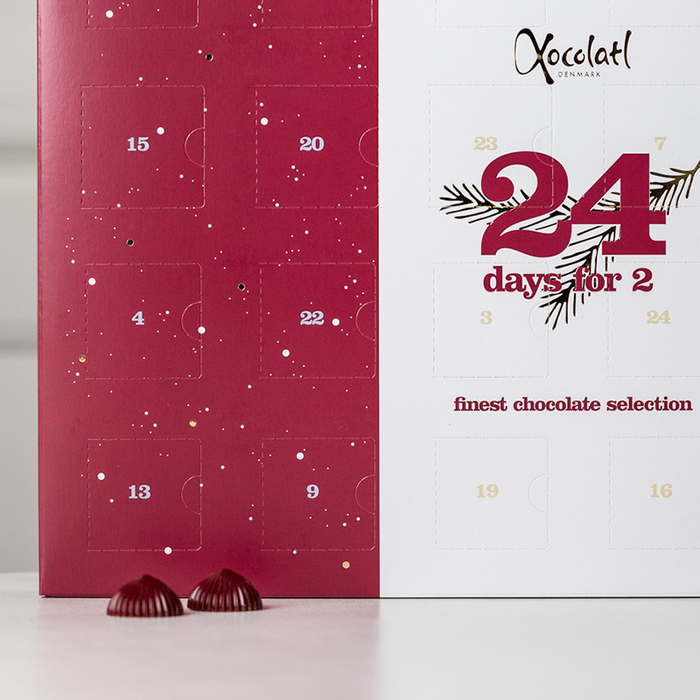 Delevenlig chokoladejulekalender fra Xocolatl med to stykker chokolade bag hver låge. Bestil online hos Delikatessehuset