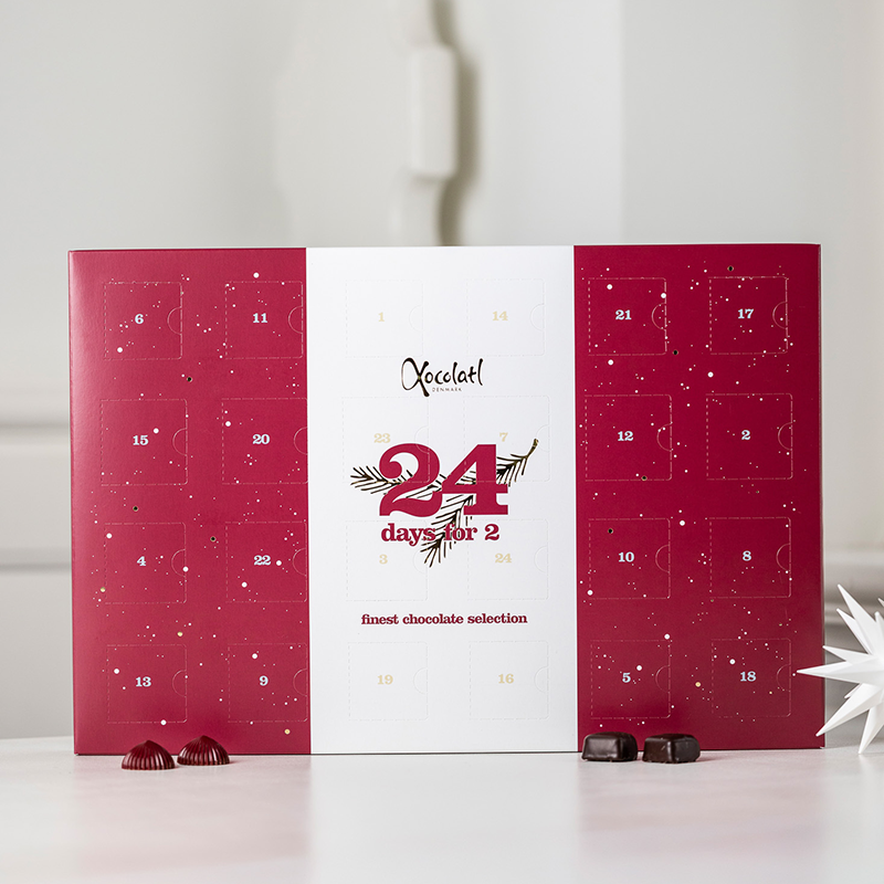 Delevenlig chokoladejulekalender fra Xocolatl med to stykker chokolade bag hver låge. Bestil online hos Delikatessehuset