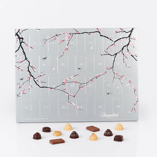 Summerbird julekalender i sølv design med 24 låger fyldt med økologisk luksuschokolade i 12 varianter, inkl. marcipan, ganache og små barer.