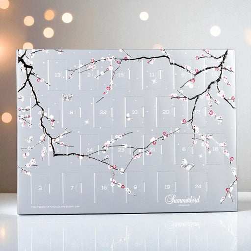 Summerbird julekalender i sølv design med 24 låger fyldt med økologisk luksuschokolade i 12 varianter, inkl. marcipan, ganache og små barer.