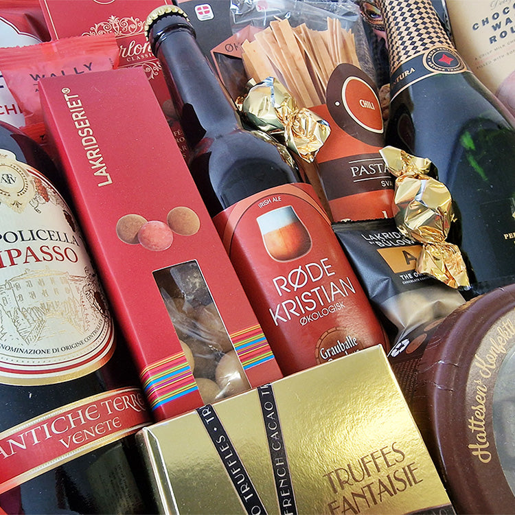 Stor overdådig gavekurv med danske delikatesser og lækkerier. Derudover en flaske Ripasso og en flaske Cava