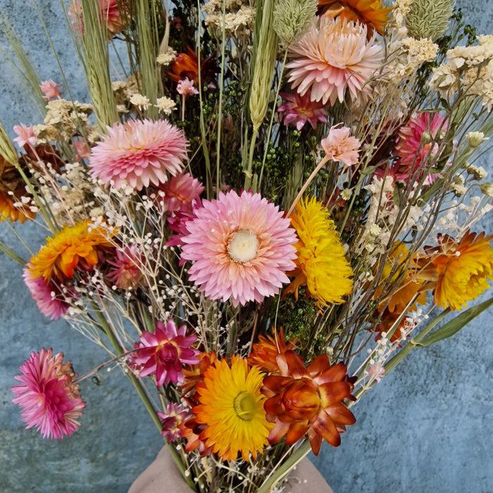 Miss Flora bæredygtig blomsterbuket. Holdbar i 6-12 måneder. Sammensat af mix af tørrede og levende blomster.