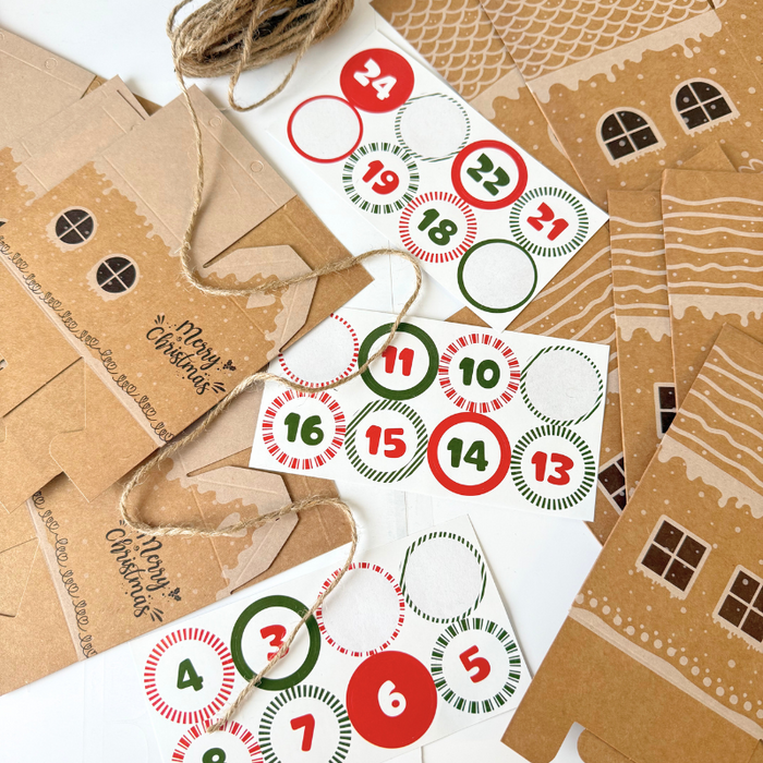 Tom julekalender til udfyldning – 24 små, mellemstore og store pap-huse i juledesign