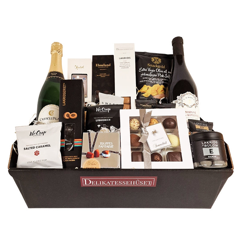 Stor eksklusiv gavekurv med vin, bobler, chokolade og lakrids fra Delikatessehuset til fejring og tillykke.