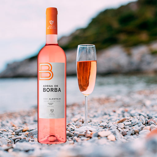 Vin smagekasse med seks forskellige europæiske rosévine. Her er både fransk, Italiensk, Spansk og portugisisk