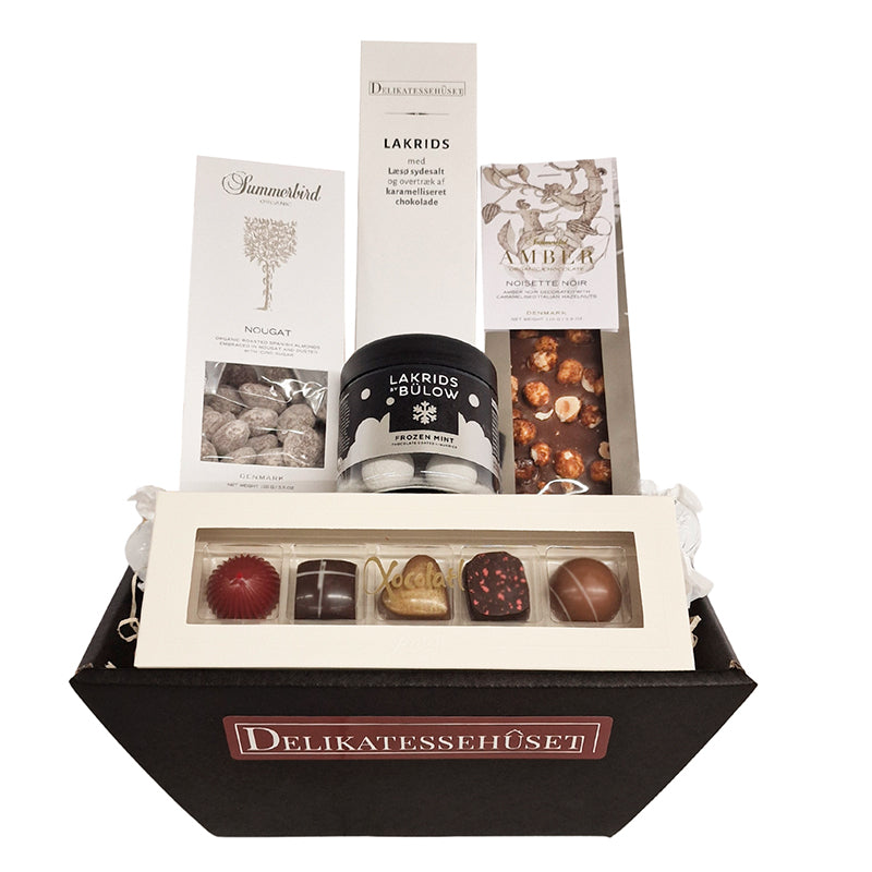 Medarbejder gave til jul - snehvid julekurv med lækkert fra Summerbird, Lakrids by Bülow og Xocolatl