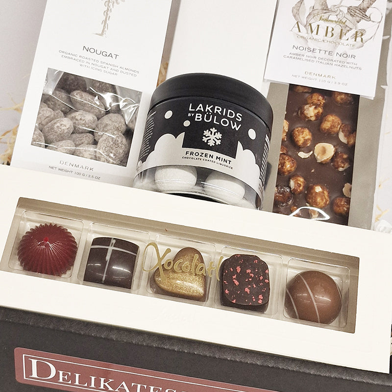 Luksus julekurv med chokolade fra Xocolatl, Lakrids by Bülow og Amber dansk nougat.