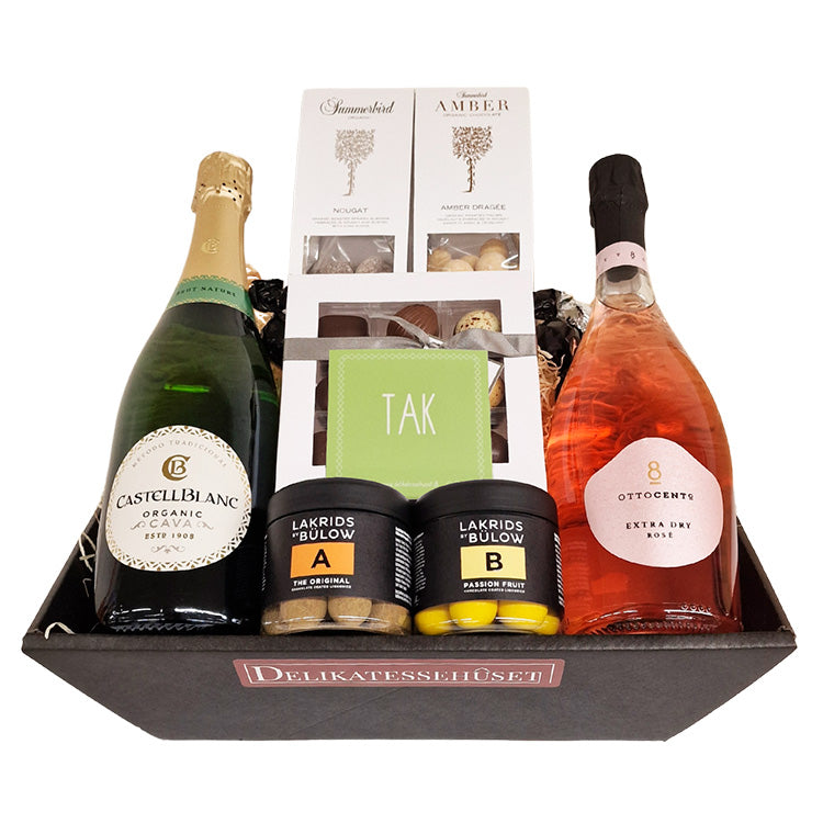 Gavekurv med Cava, rosé bobler, Summerbird chokolade og Lakrids by Bülow med et Tak kort.