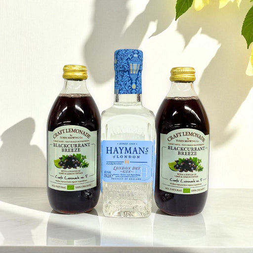 Drinks pakke med gin og solbær lemonade. En velsmagende og forfriskende sommerdrink.