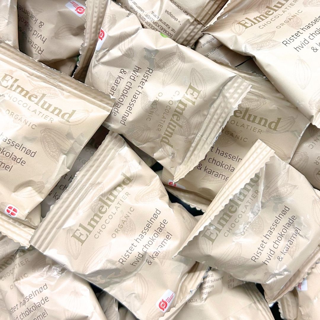 Økologisk hvid chokolade med ristet hasselnød og karamel fra danske Elmelund Chocolatier.