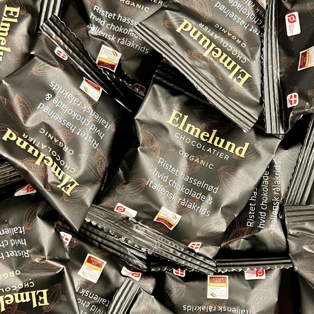 Økologisk chokolade fra Elmelund Chocolatier med ristet hasselnød, hvid chokolade og italiensk rålakrids.