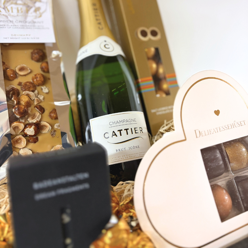 Stor gavekurv med Cattier Champagne, luksuschokolade, lakrids og delikatesser fra Delikatessehuset.
