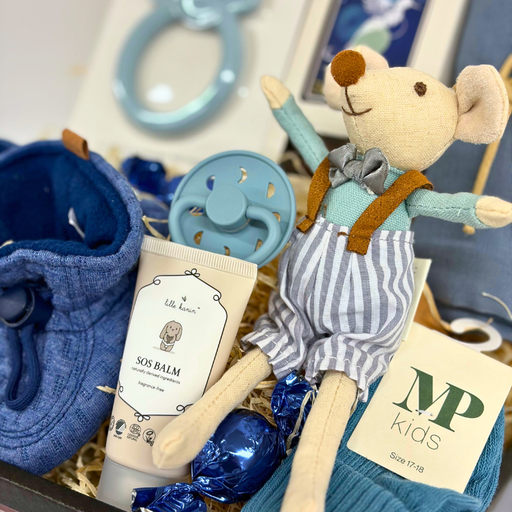 Gavekurv til nyfødt dreng med nøje udvalgte produkter til baby og forældre, inkl. bamse, babystrømper, bidering og chokolade