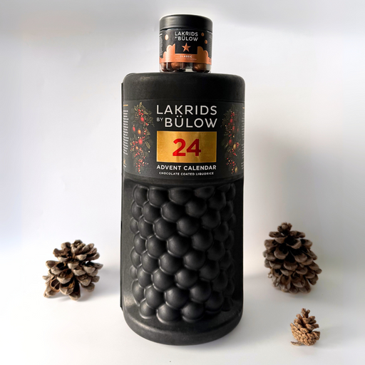 Lakrids by Bülow familiejulekalender med 24 låger i form af en stor rund bøtte, fyldt med gourmetlakrids til 4 personer.