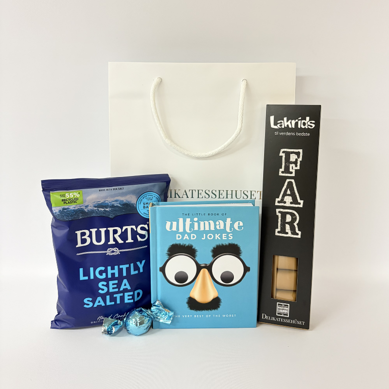 Gavepose med lakrids, chips og far jokes