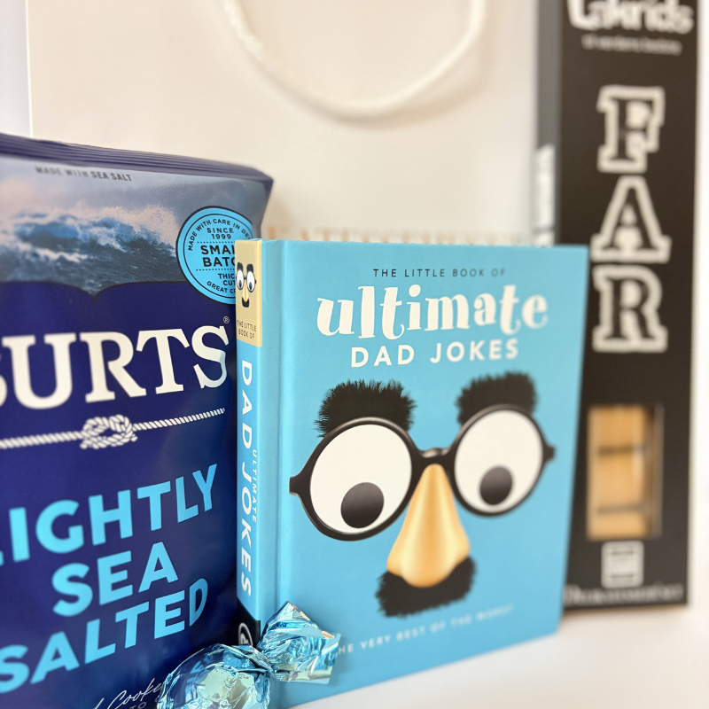 Gavepose med lakrids, chips og far jokes