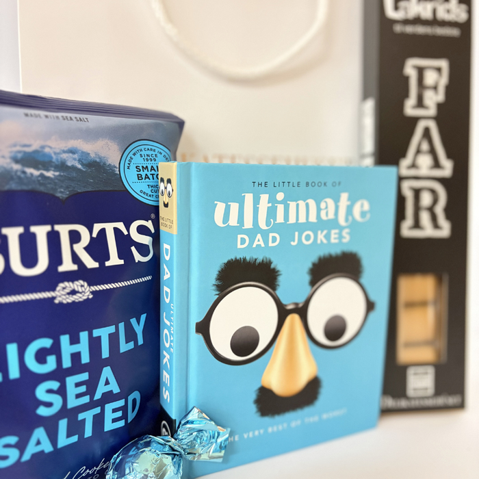 Gavepose med lakrids, chips og far jokes