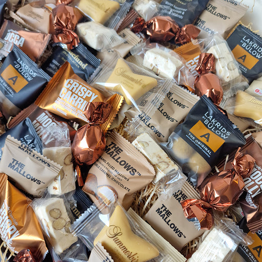 Overdådig gavekurv med enkeltindpakkede lækkerier; Marshmallows fra The mallows, Lakirds by Bülow, Summerbird Chokolade m.m.