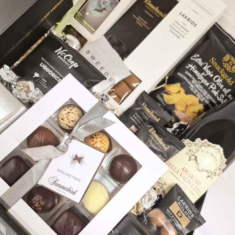 Luksuriøs gavekurv med Summerbird chokolade, lakrids, vin og delikatesser til fejring og lykønskning.