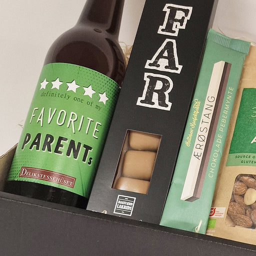 Send din far en lækker pakke i anledning af Fars dag d. 5. juni

Denne fine gaveæske indeholder en af vores populære Fars dag øl og forskellige danske delikatesser.